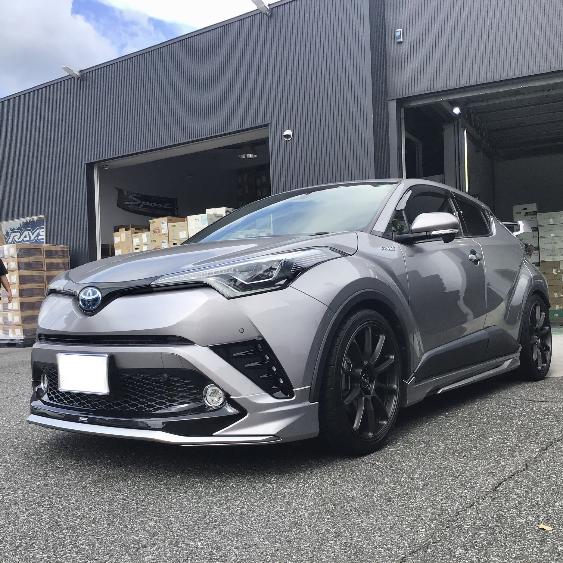 C-HR × RAYS HOMURA HYUGA HP10 | カーショップレンズは長浜市のタイヤ 