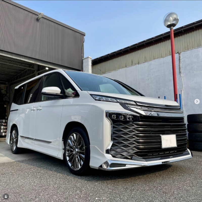 トヨタ VOXY × RAYS ベルサス ストラテジーア ヴォウジェ